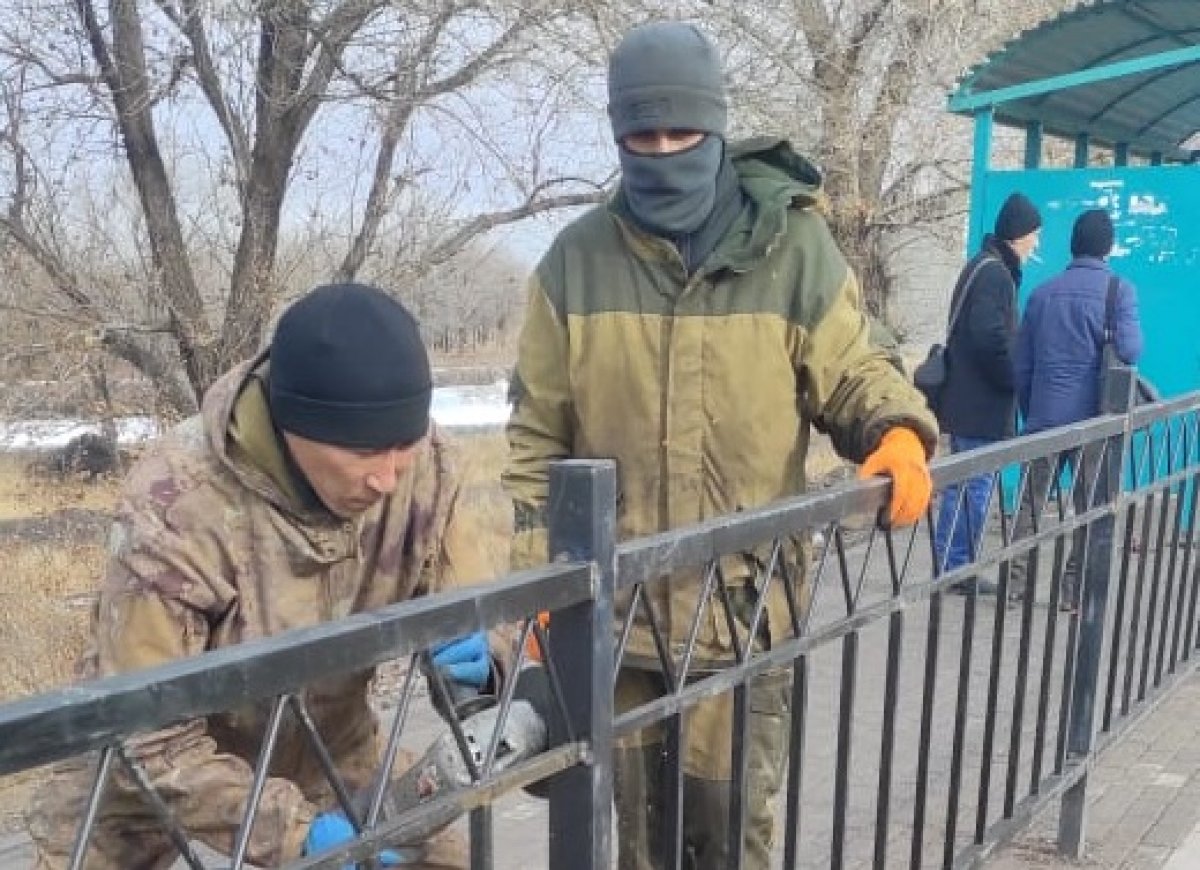 Остановку забаррикадировали забором в Караганде