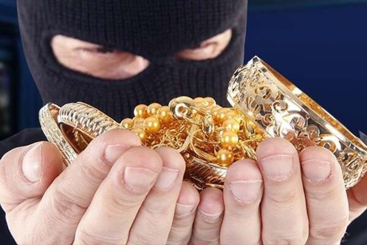 Пожилой любовник украл у своей дамы доллары и бриллианты в Астане