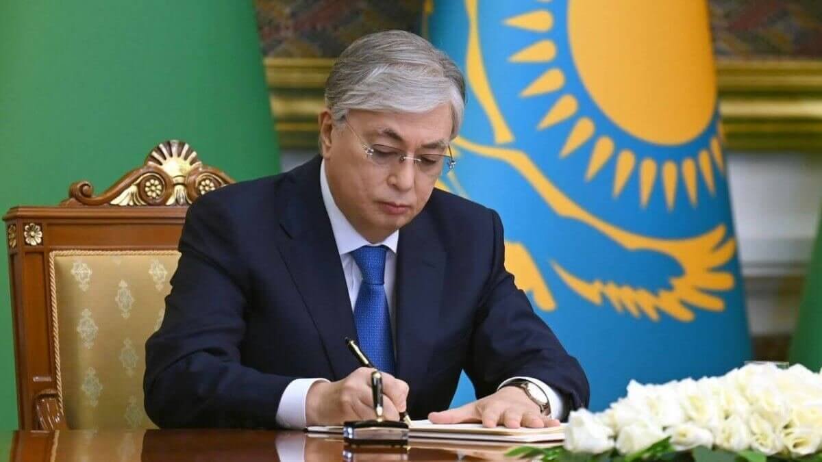 Токаев наградил строителей домов в Аулиекольском районе после пожара