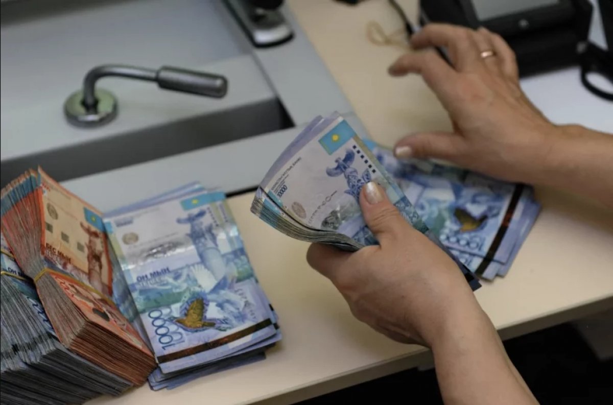Больше миллиарда тенге казахстанских должников присвоили себе частные судоисполнители