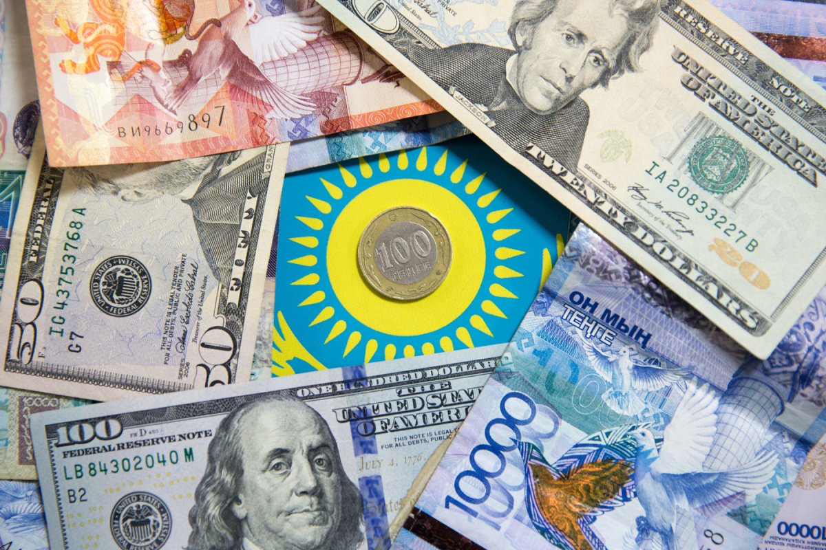 Евро и доллар продолжают дорожать на торгах в Казахстане