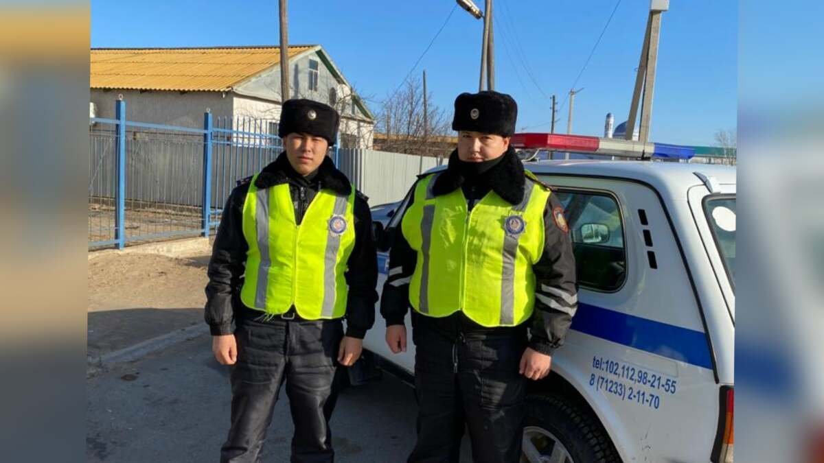 Семерых детей спасли из пожара атырауские полицейские