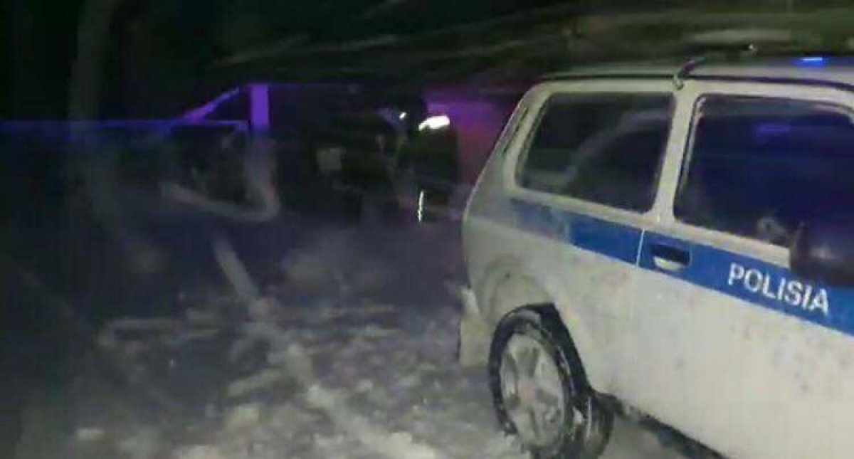 Полицейский приютил замерзавших на трассе в Жамбылской области