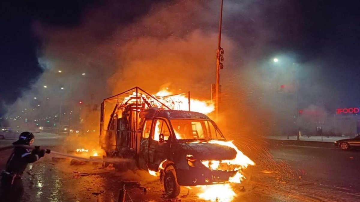 С ожогами лица, рук и стоп госпитализировали водителя загоревшейся "Газели" в Астане