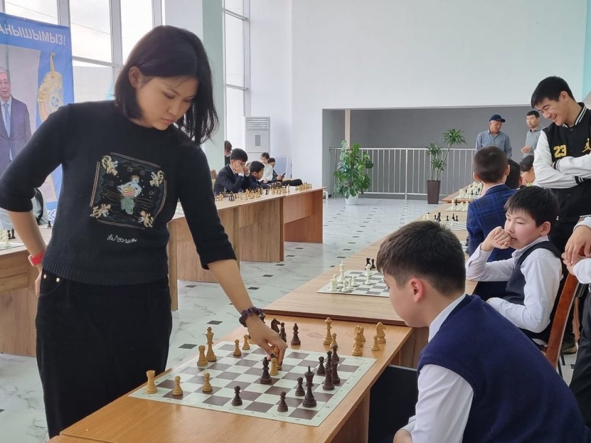 Бибисара Асаубаева провела шахматный мастер-класс в Жанаозене