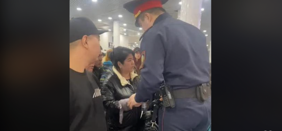 Задержка рейса в Астане: пассажирка напала с кулаками на представителя авиакомпании