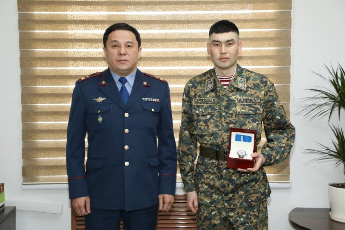 Спасших подростка гвардейцев наградили в полиции Астаны