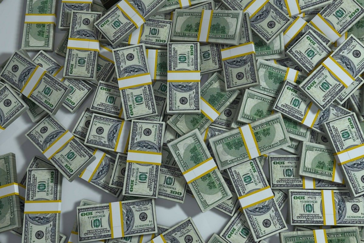Доллар немного подорожал перед выходными на торгах в Казахстане
