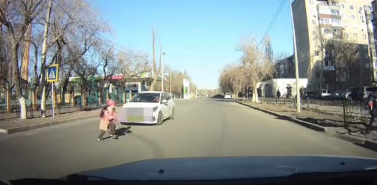 Девочку дважды едва не сбили на пешеходном переходе в Павлодаре (ВИДЕО)