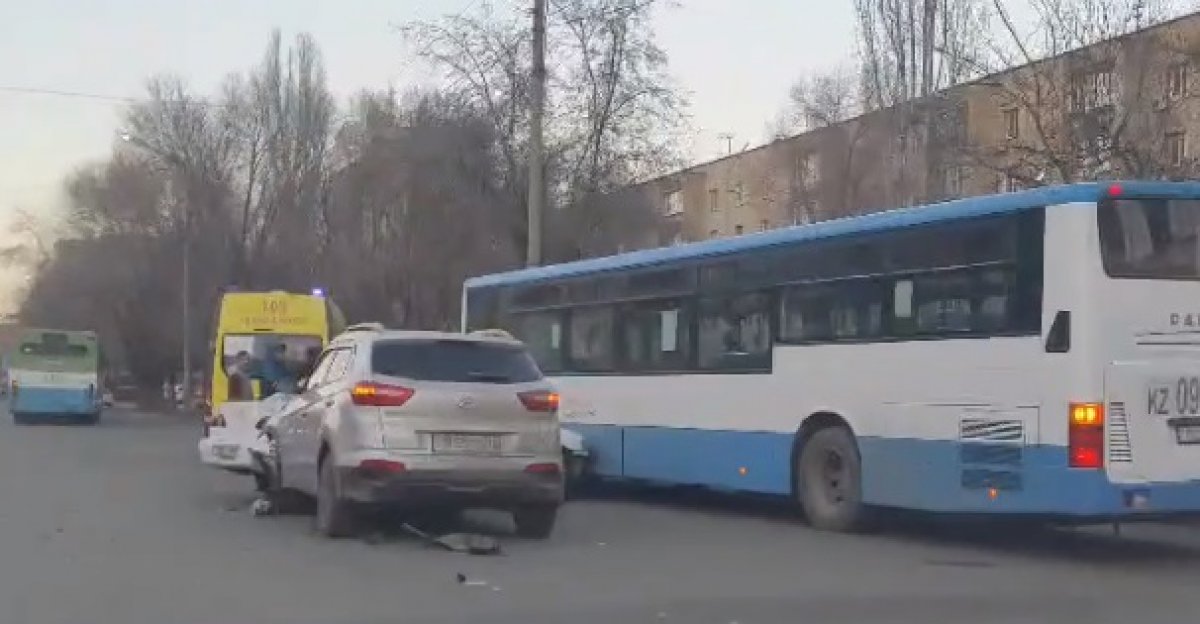 Тройное ДТП с автобусом произошло в Усть-Каменогорске (ВИДЕО)