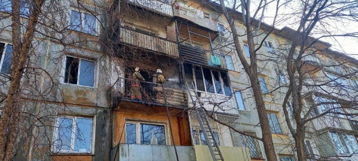 Пожилую женщину спасли из задымленного подъезда в Усть-Каменогорске