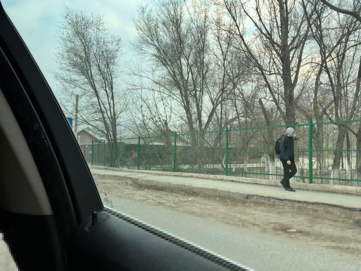 В противогазе ходил по улицам житель Атырау из-за накрывшего город смога