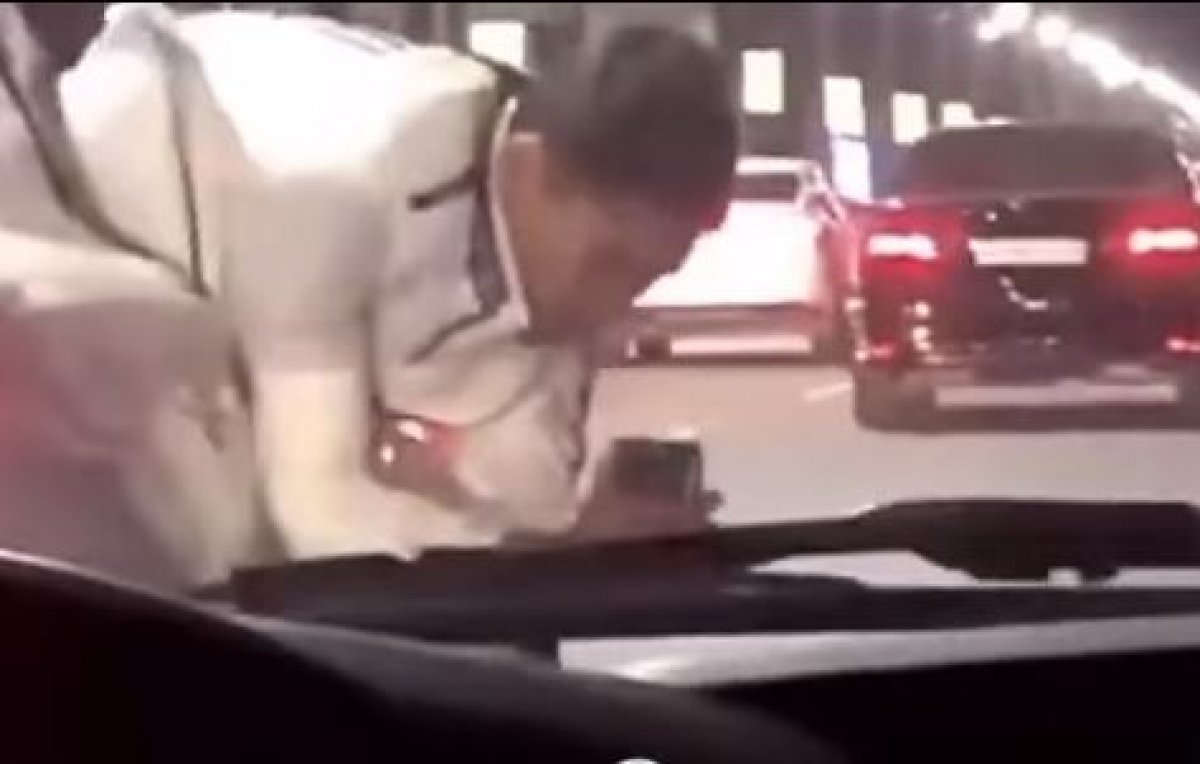 Высунулся из Lexus на ходу ради съемки парень в Алматы (ВИДЕО)