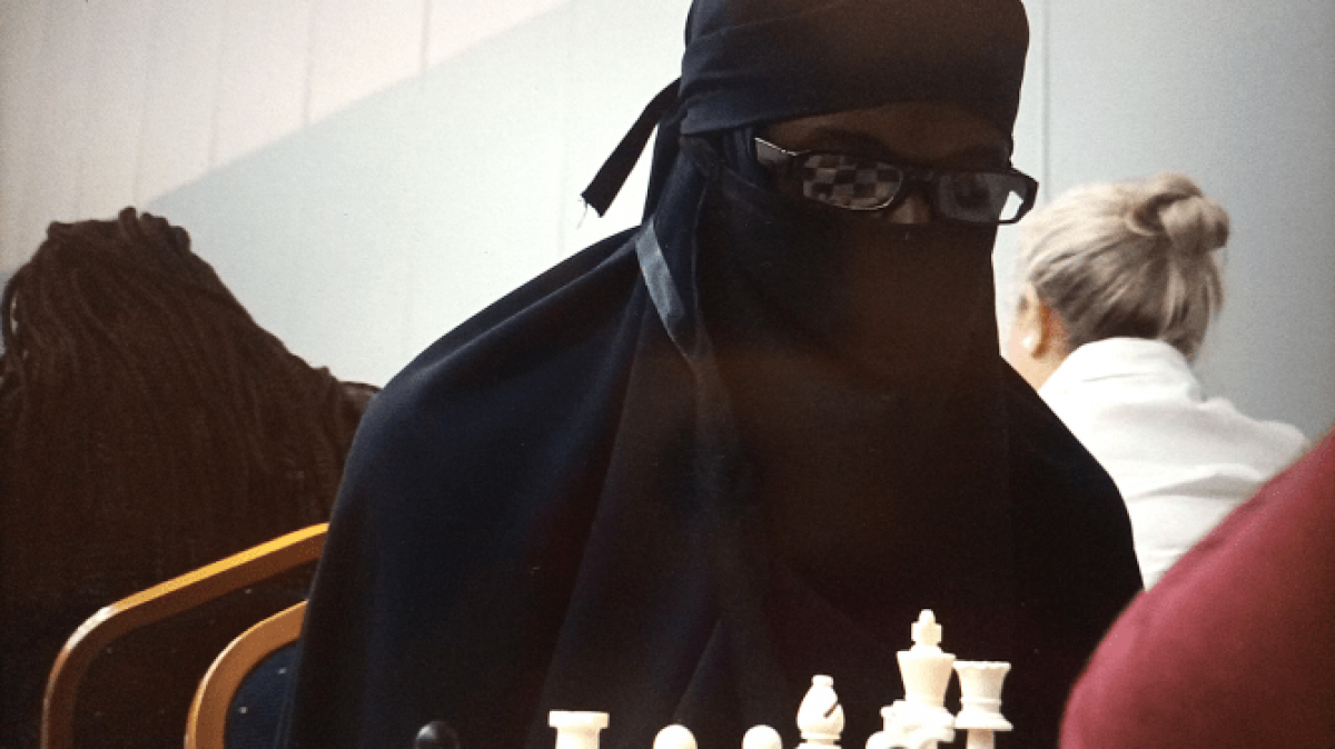 Студент прикинулся женщиной, чтобы выиграть денежный приз чемпионата по шахматам в Кении