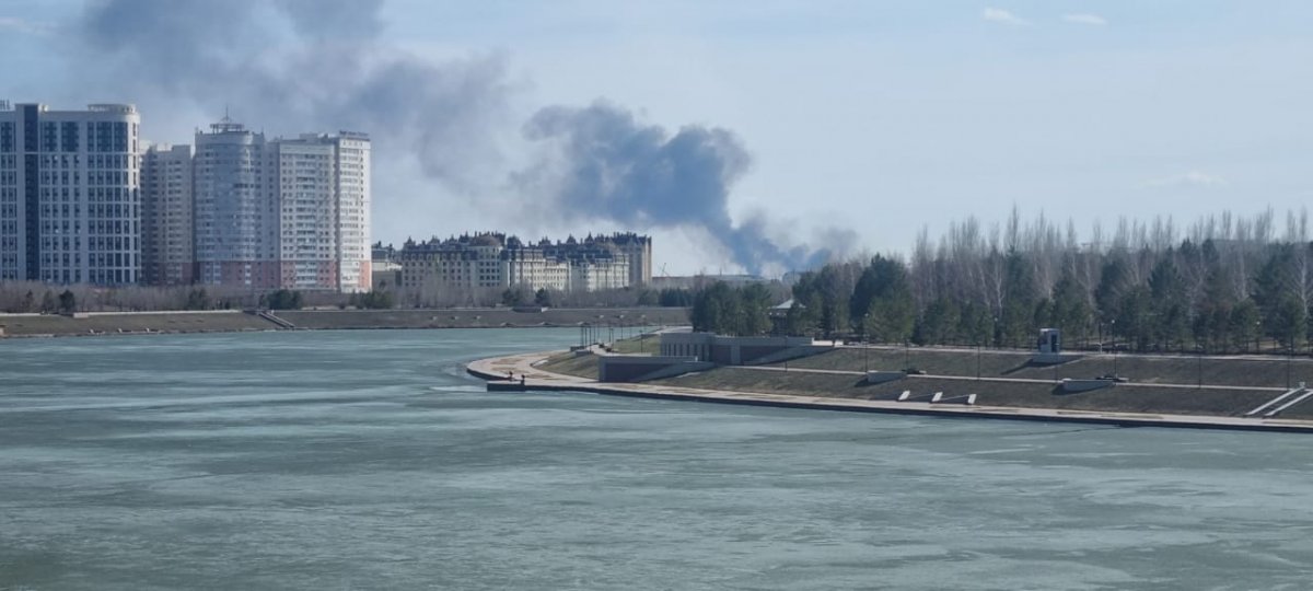 Площадь пожара у аэропорта Астаны увеличилась в три раза