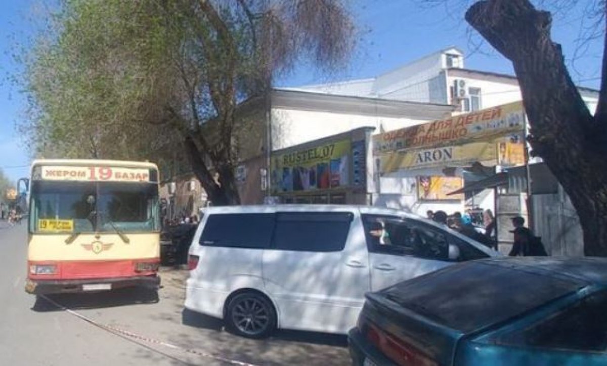 Пассажирский автобус насмерть сбил женщину в Уральске