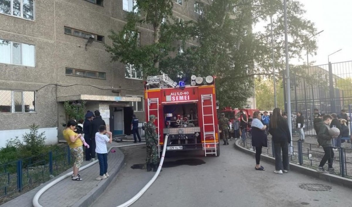 Восьмерых человек спасли огнеборцы из пожара в Семее
