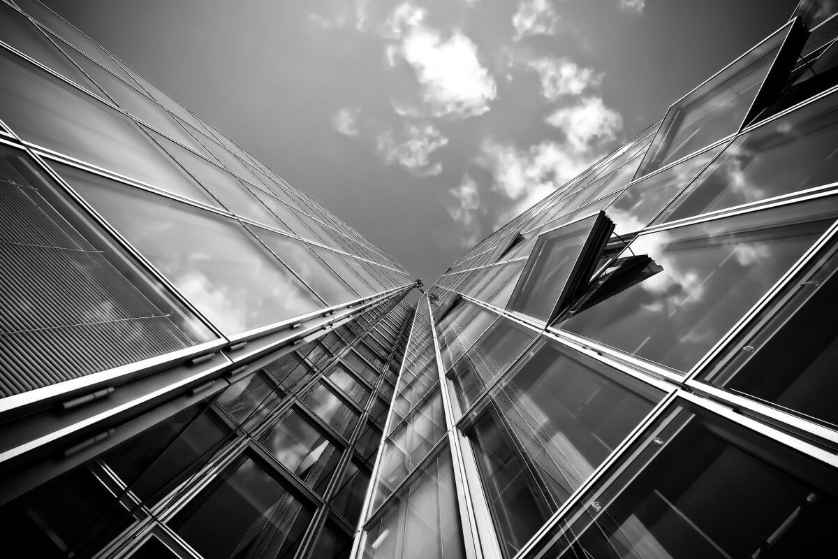 Женщина с ребенком выпала из окна 12 этажа в Астане