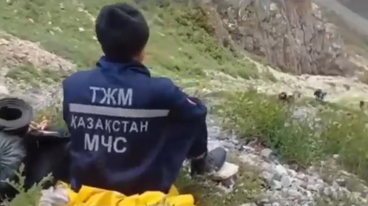 Поиски туриста, сорвавшегося с горы в Туркестанской области, продолжаются