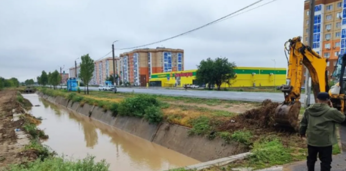 Запастись водой и терпением: последствия затяжного ливня ликвидируют в Уральске