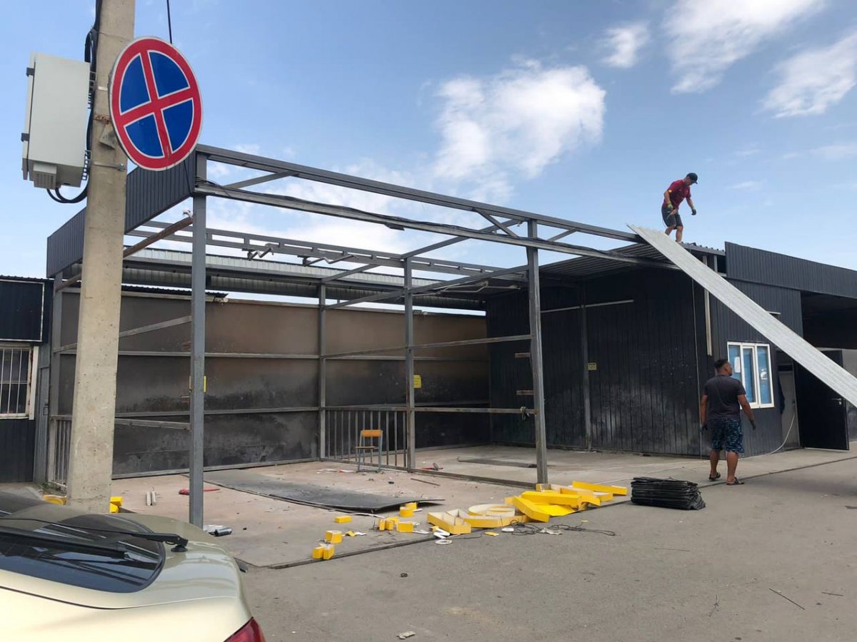 Незаконную автомойку снесли по решению суда в Алматы