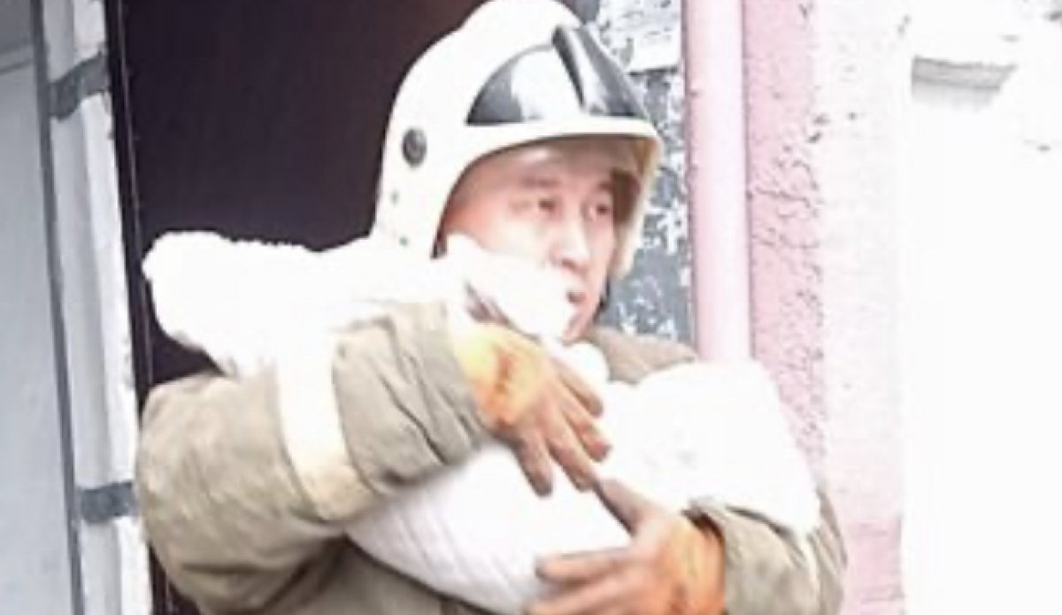 Новорожденного вытащили из пожара в Костанае (ВИДЕО)