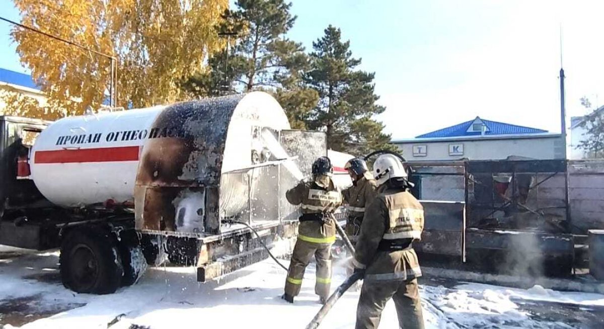 Водитель газовоза обгорел при пожаре на АЗС в Петропавловске (ВИДЕО)