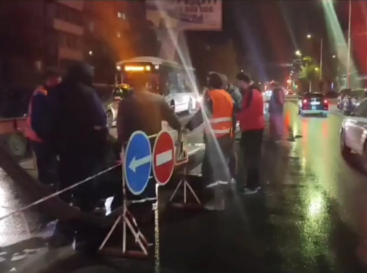 Сточные воды разлились по улицам и просочились в подвал дома в Петропавловске