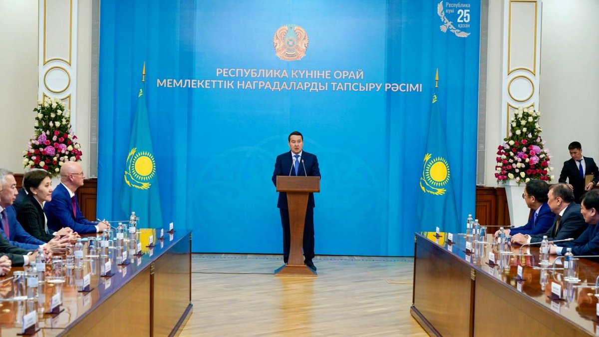 Смаилов наградил врачей, педагогов, госслужащих и научных сотрудников