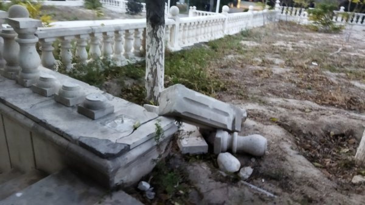 Вандалы разрушили балюстраду в Актау