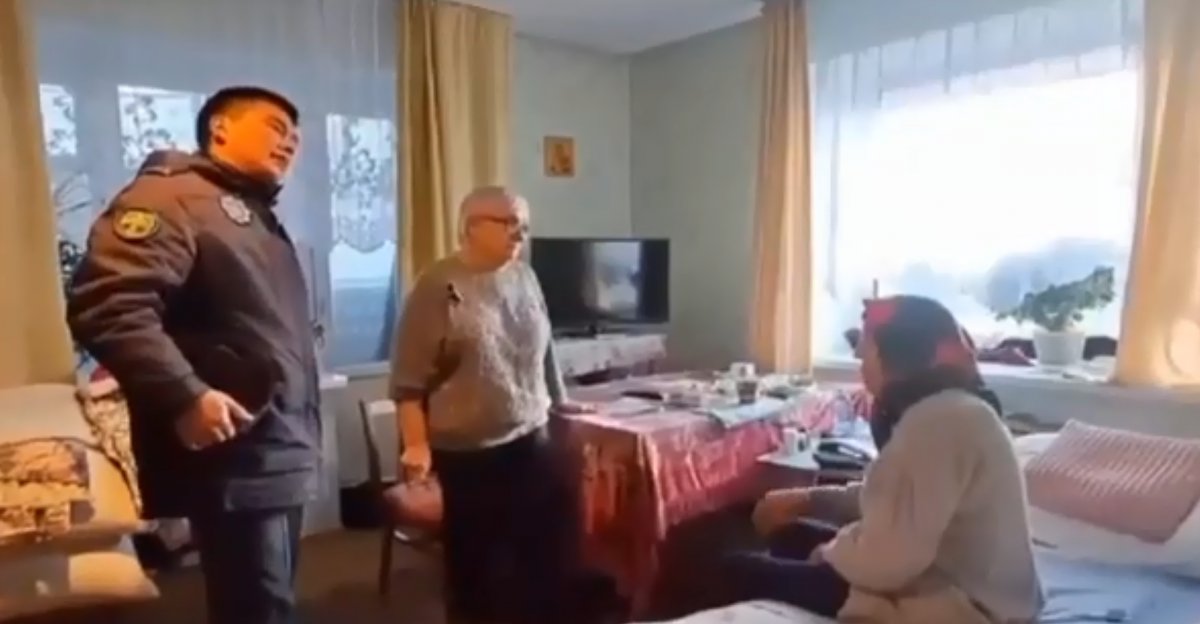 Участковый вынес пенсионерку из пожара в Костанайской области (ВИДЕО)