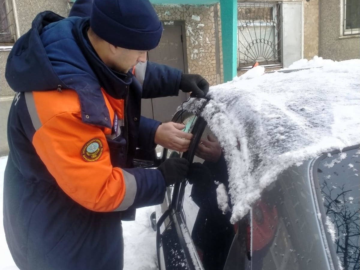 Годовалого малыша вытащили из заблокированного авто в Усть-Каменогорске