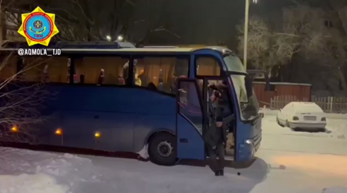 31 иностранца эвакуировали из неисправного автобуса на трассе в Акмолинской области (ВИДЕО)
