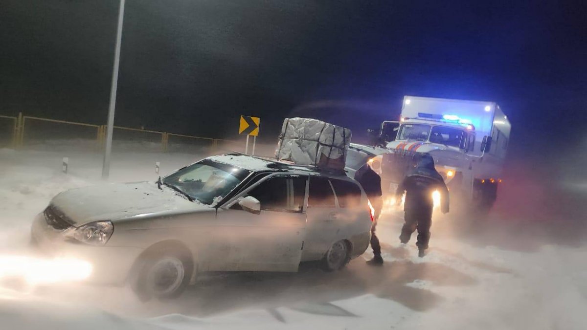 На трассе Алматы – Ташкент – Термез из снежного плена спасли 96 человек