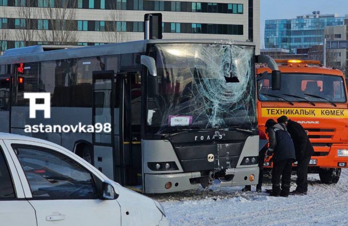 Автобус протаранил столб в Астане