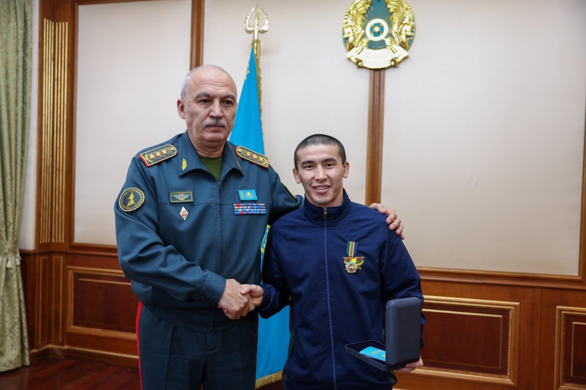 Почетные грамоты от Минобороны получили победители ЧМ по борьбе среди военнослужащих