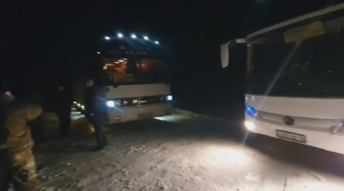 Около 300 человек застряли на трассе в области Абай