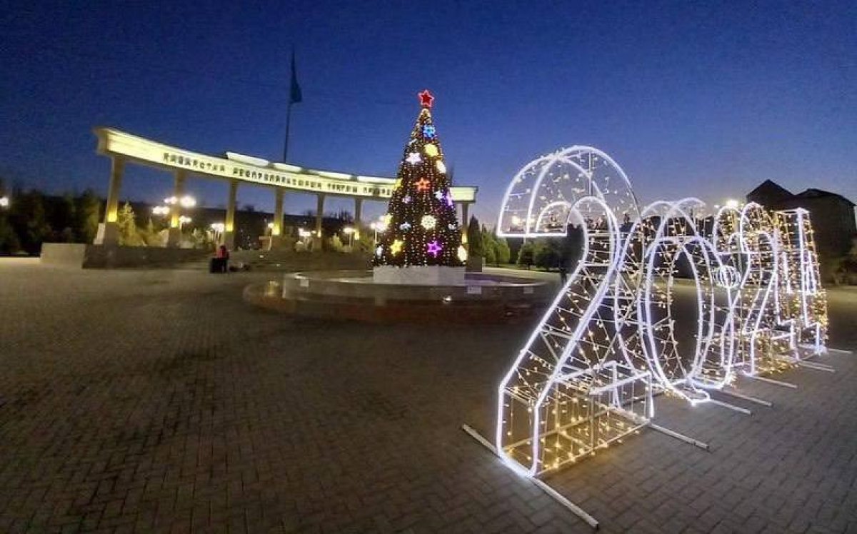 Сгоревшую елку восстановили в Таразе