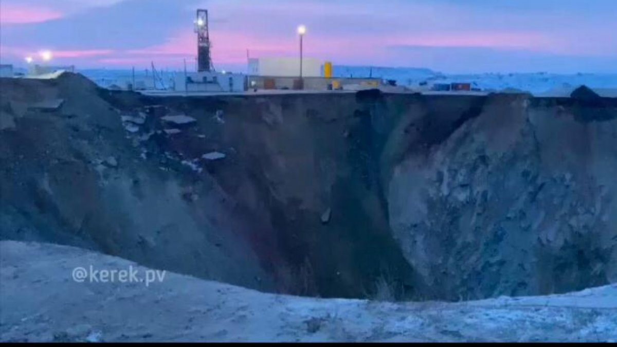Автобус провалился под землю в Майкаине: нашли тела погибших