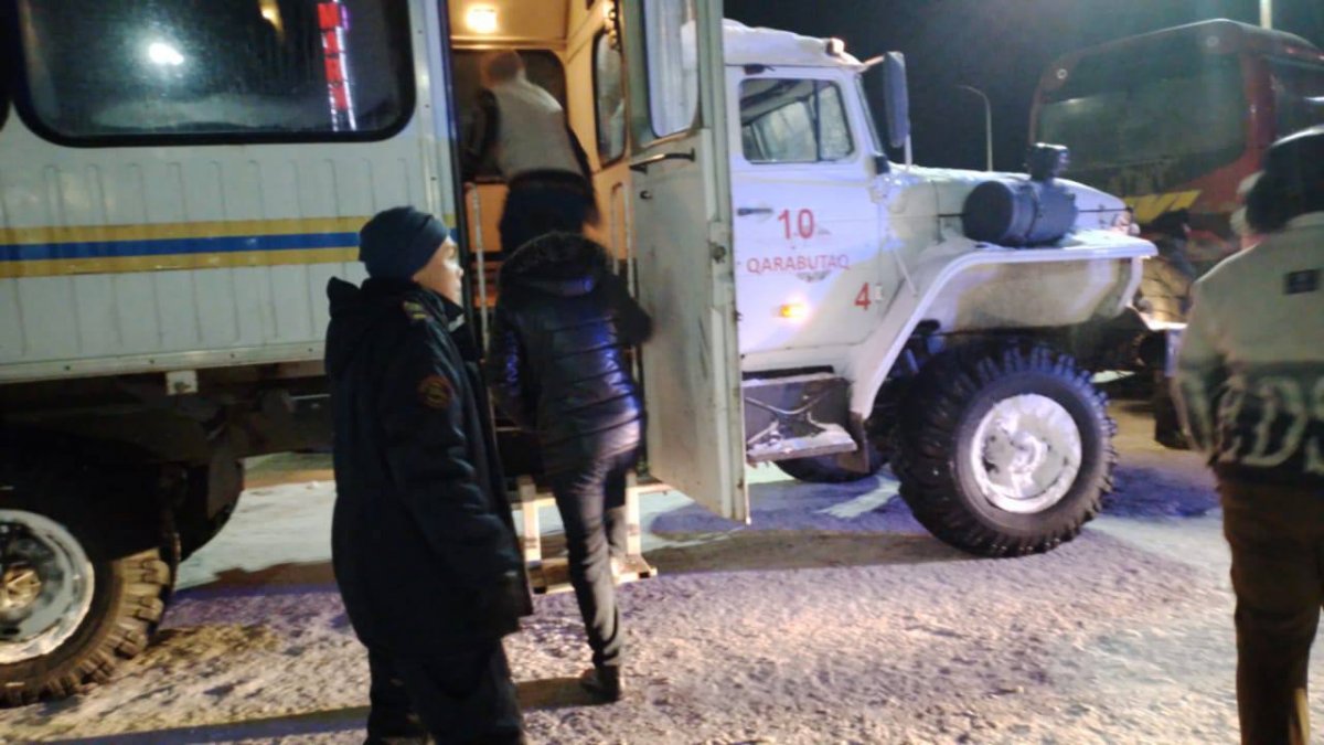 Автобус с 55 иностранцами застрял на трассе в Актюбинской области
