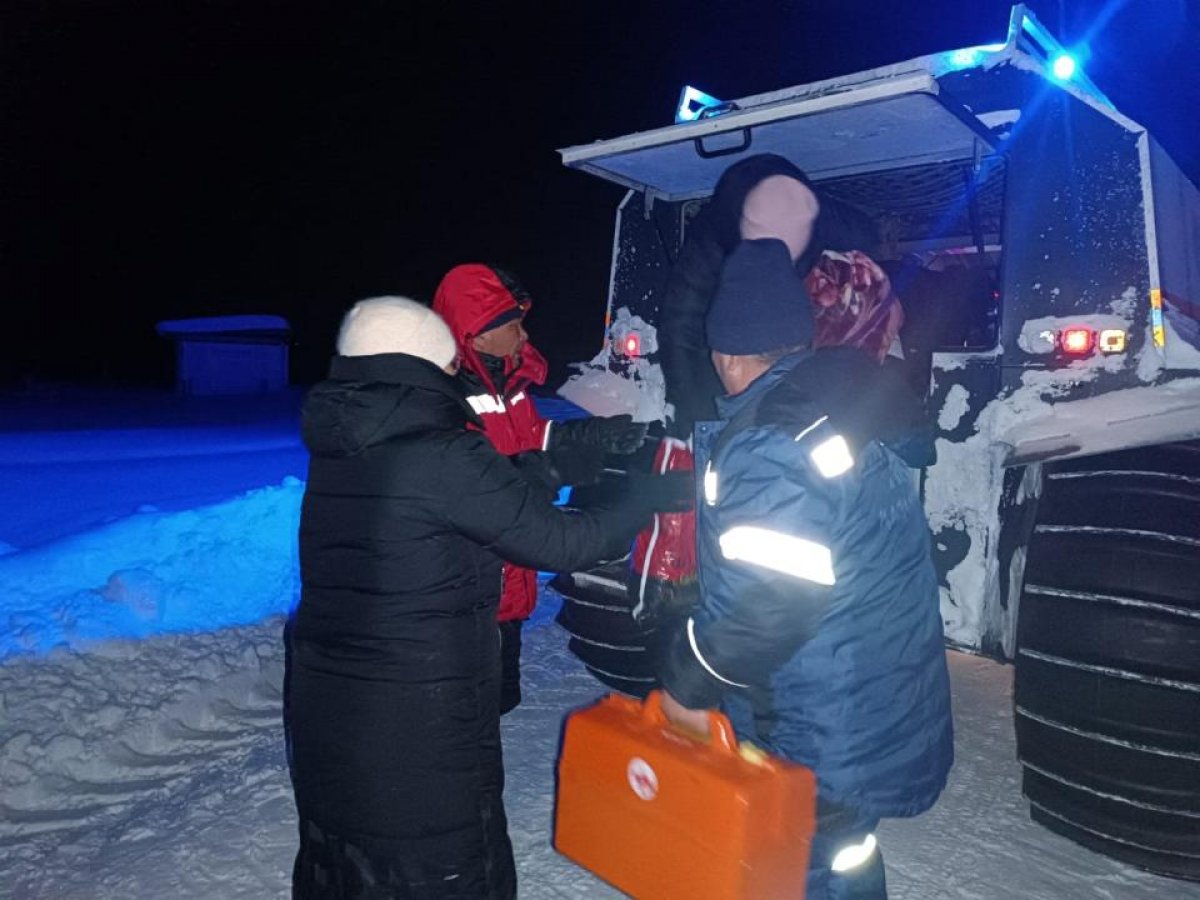 Больше семи часов добирались спасатели до беременной сельчанки в ВКО
