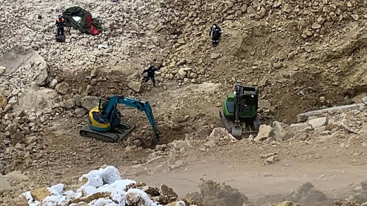 Авария на Майкаине: спасатели вручную обследуют дно обвала