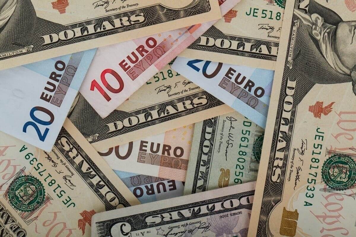 Доллар начал неделю с незначительного подорожания