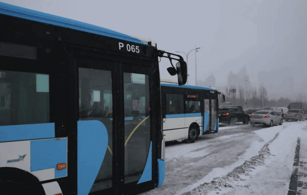 Движение четырех пригородных маршрутов остановили в Астане