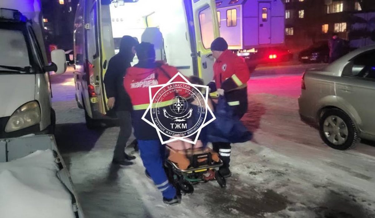 Спасатель вынес женщину из горящей квартиры в Семее