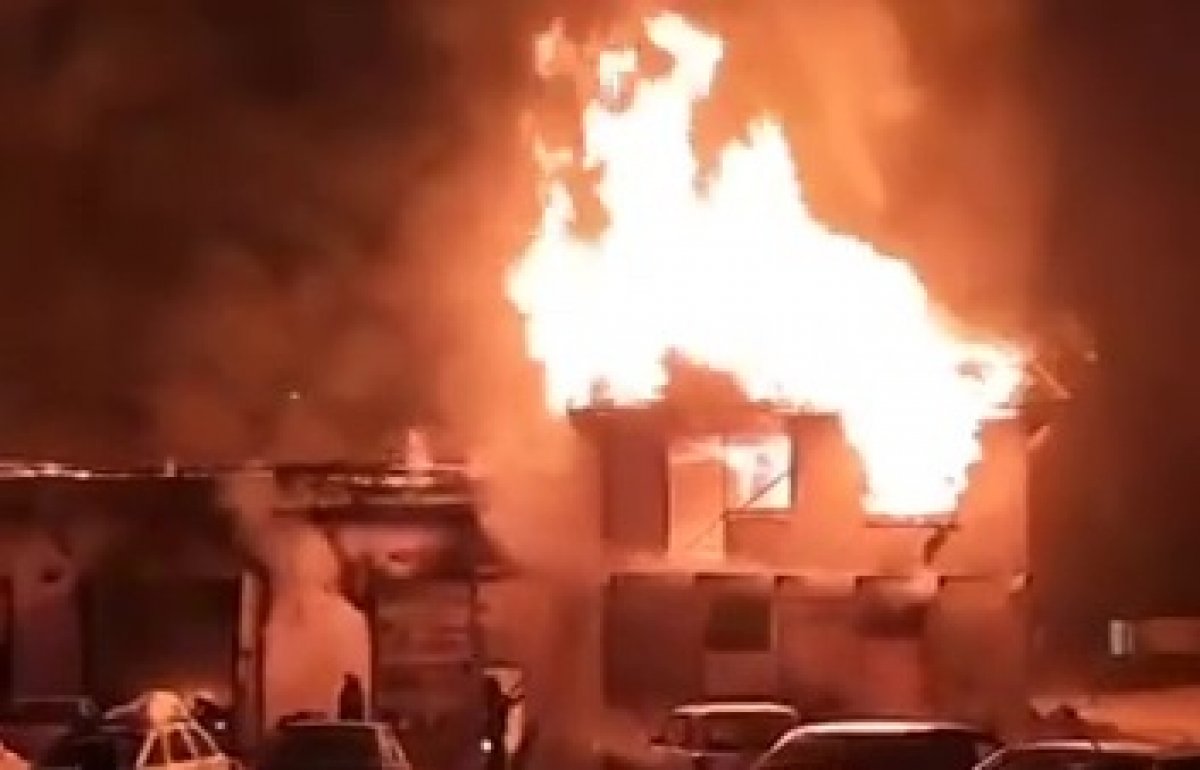 Два человека пострадали в крупном пожаре в Костанае (ВИДЕО)