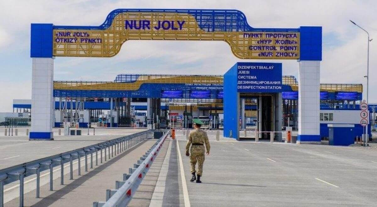 Автомобильные пункты пропуска на границе с Китаем закроют на день