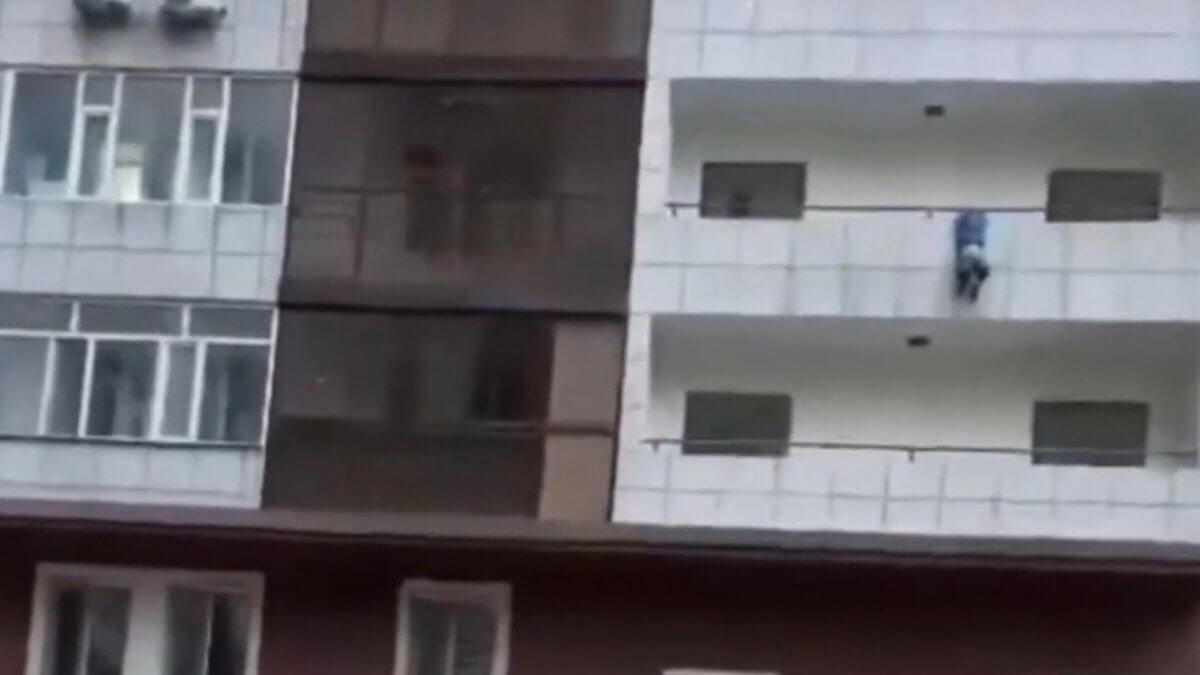 Семиклассник спас ребенка от падения с высоты в Астане (ВИДЕО)