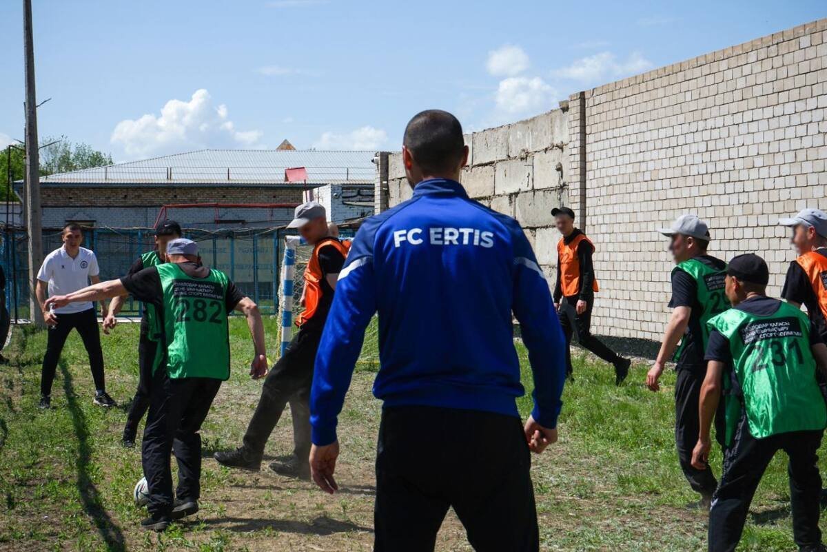 Футбольный клуб "Иртыш" посетил СИЗО в Павлодаре