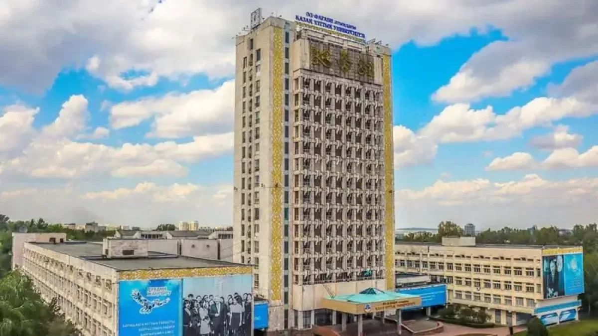 Молодой парень умер у фонтана в Алматы